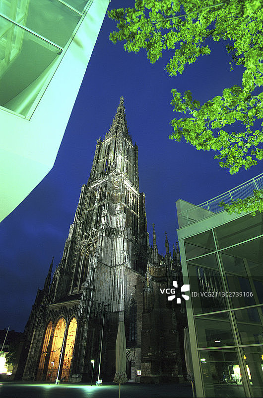 德国巴登-符腾堡州乌尔姆市的乌尔姆敏斯特大教堂夜景图片素材