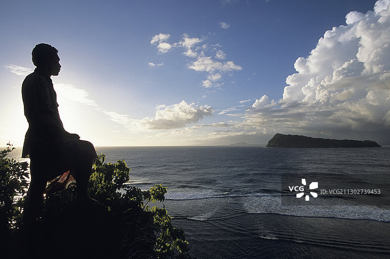 日落时分的阿波利马岛，从萨摩亚乌波卢附近的努乌洛帕岛观看图片素材