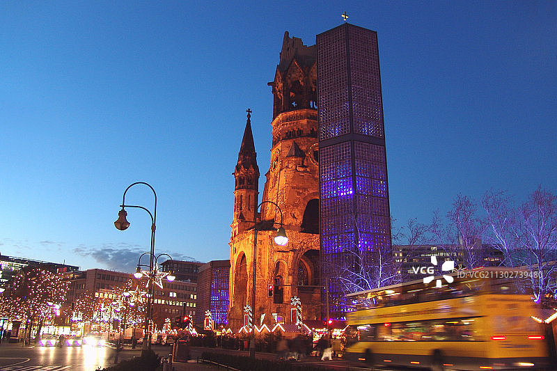 德国柏林威廉皇帝纪念教堂前的圣诞市场图片素材
