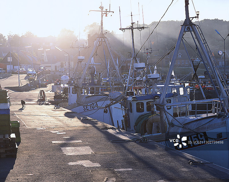 阳光下阿斯代尔港口的船只图片素材