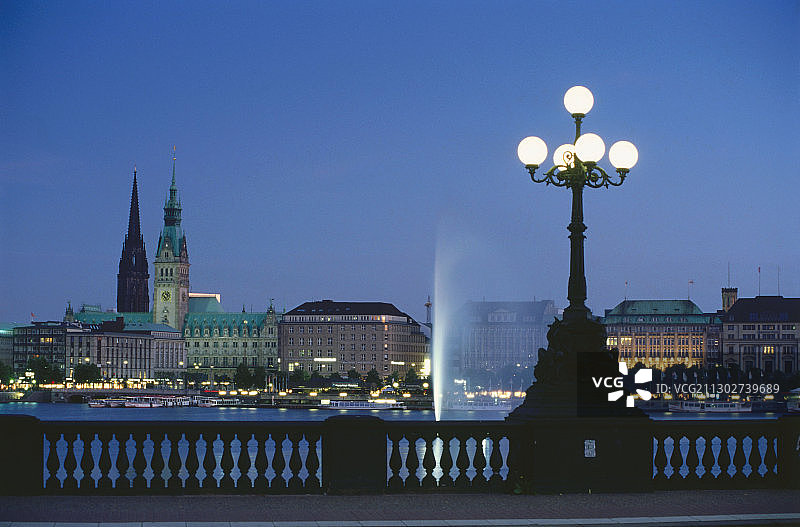 夜晚的内阿尔斯特湖（德国汉堡）图片素材