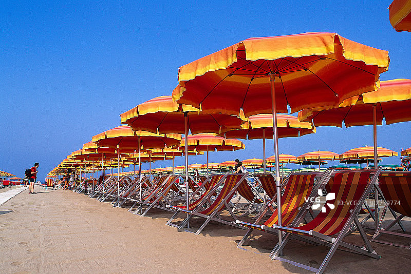 意大利托斯卡纳维亚雷焦的遮阳伞和躺椅图片素材