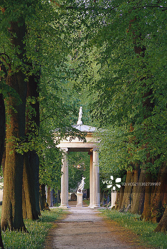 菩提树和赫柏神庙小巷，德国梅克伦堡湖区图片素材