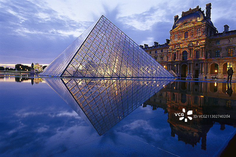 巴黎卢浮宫玻璃金字塔夜景，法国，欧洲图片素材