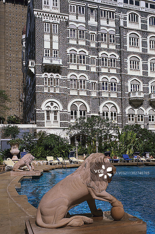 印度孟买泰姬陵酒店水池石雕塑图片素材