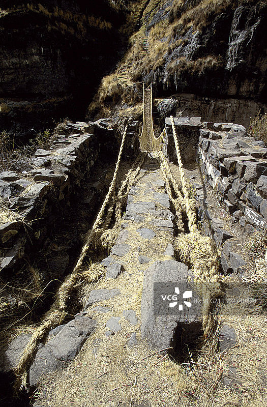 秘鲁阿普里马克河孔巴帕塔悬索桥图片素材
