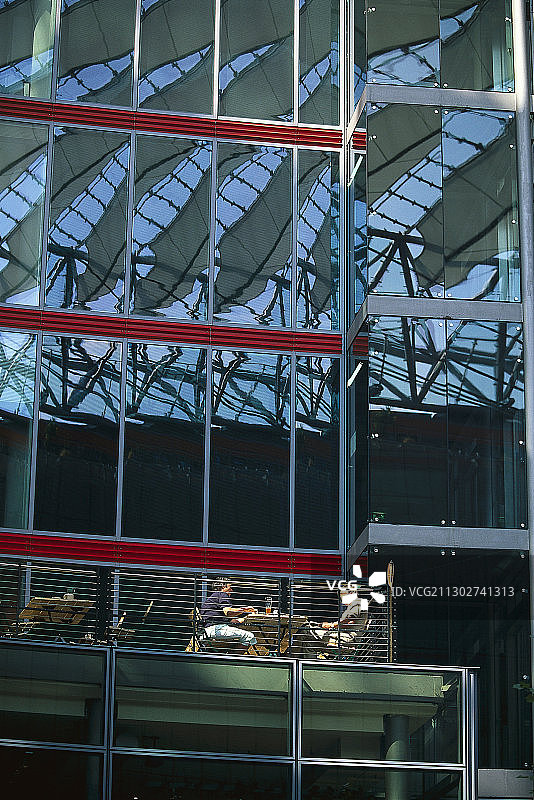 德国柏林波茨坦广场索尼中心咖啡馆里的游客图片素材