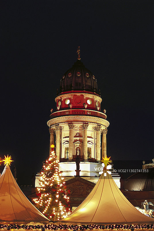 德国柏林宪兵广场德国主教座堂前的圣诞市场夜景图片素材