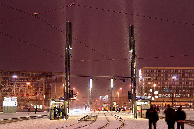 德国萨克森州莱比锡冬季夜晚的奥古斯都广场图片素材