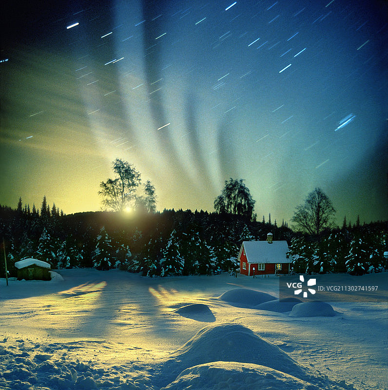 极地光芒与月出，挪威利勒哈默尔图片素材
