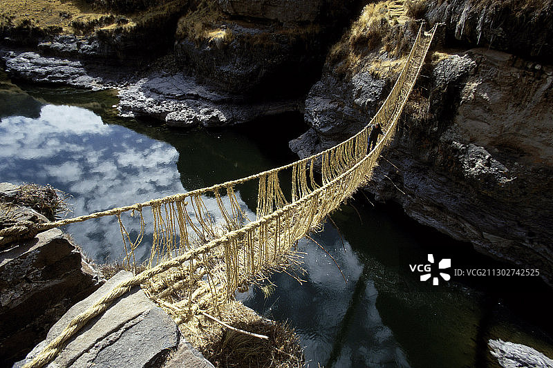 秘鲁阿普里马克河上的悬索桥图片素材