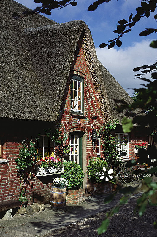 德国弗尔岛博尔迪克苏姆的茅草屋图片素材