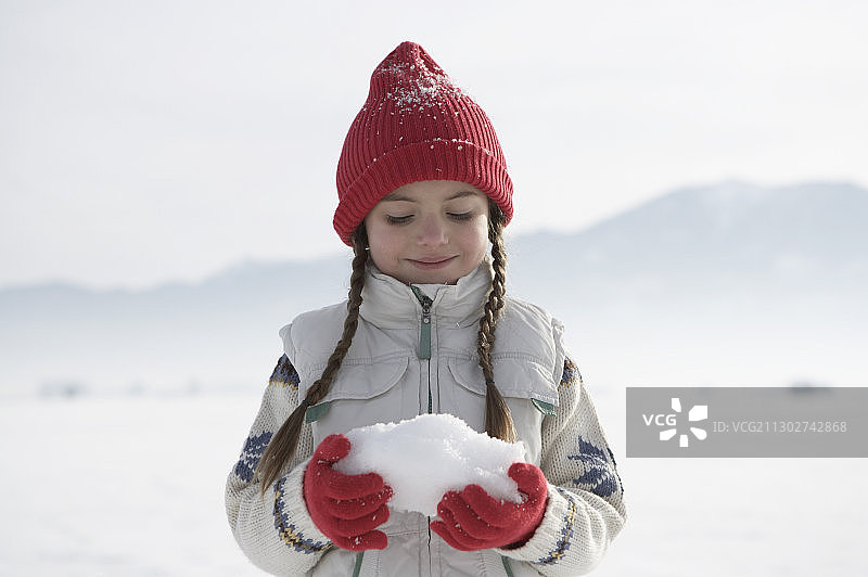 5-6岁女孩手中捧雪图片素材