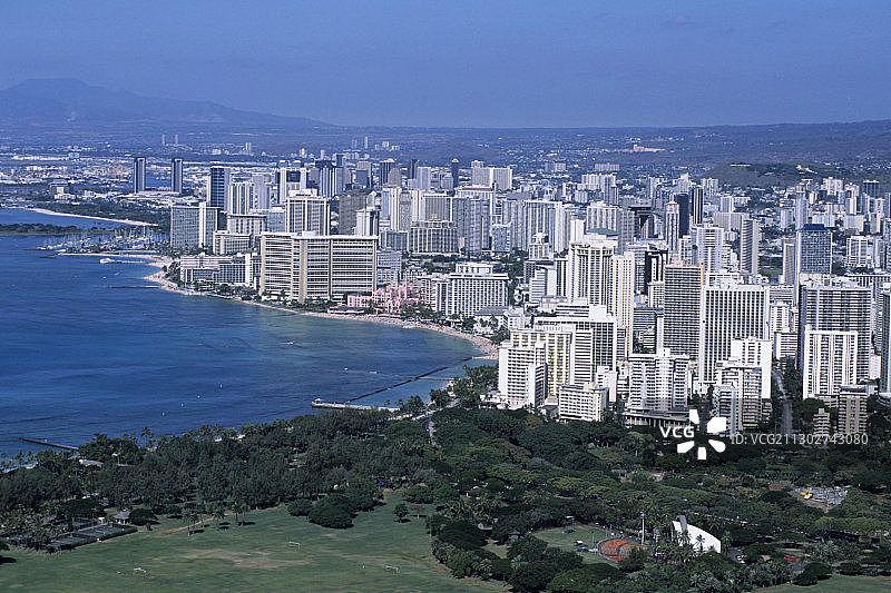 从美国夏威夷瓦胡岛火奴鲁鲁威基基海滩的钻石山眺望图片素材