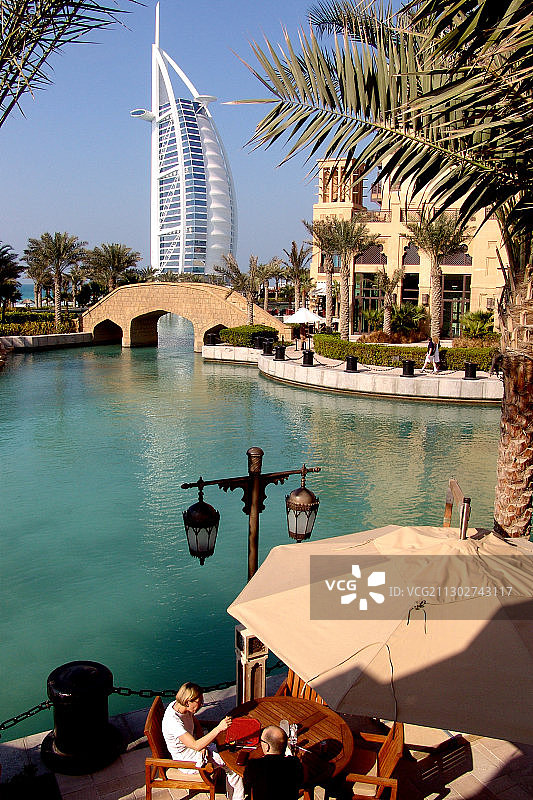在运河和迪拜阿拉伯塔酒店的餐厅里的人，阿拉伯联合酋长国，中东，亚洲图片素材