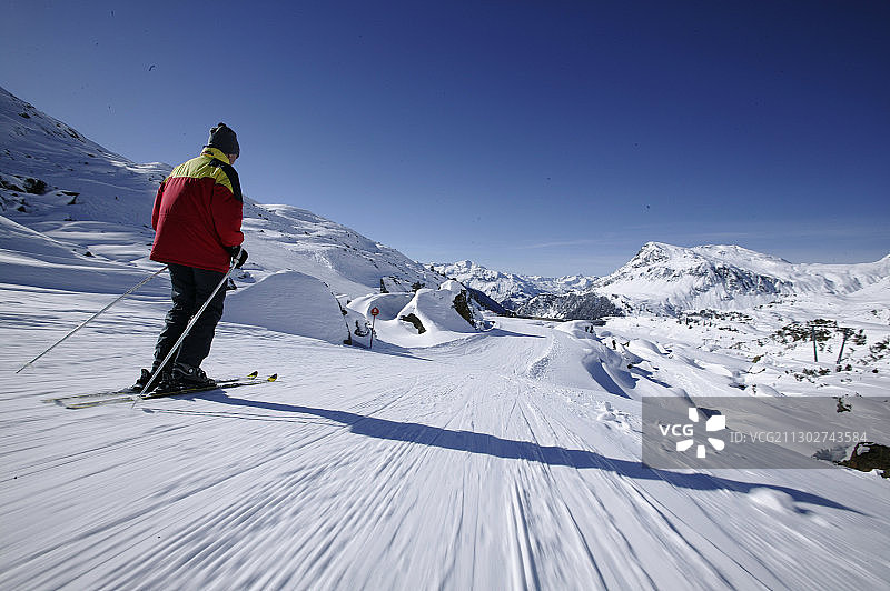男人在奥地利蒂罗尔州加尔蒂尔的科ப்ஸ்湖背景下滑雪图片素材