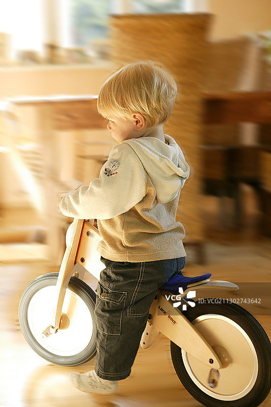 在平衡自行车上的男孩图片素材