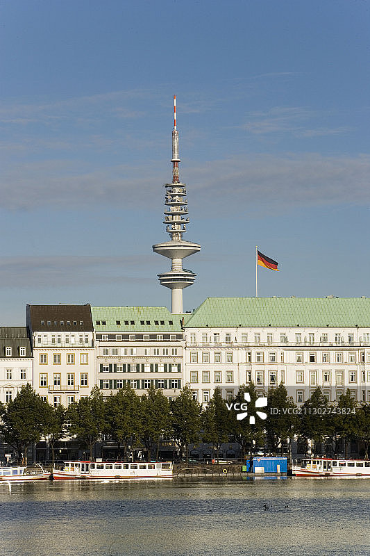 德国汉堡新少女堤内阿尔斯特湖电视塔图片素材