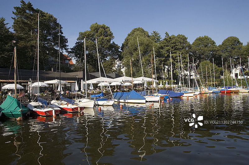 德国汉堡阿尔斯特湖畔餐厅前的帆船图片素材