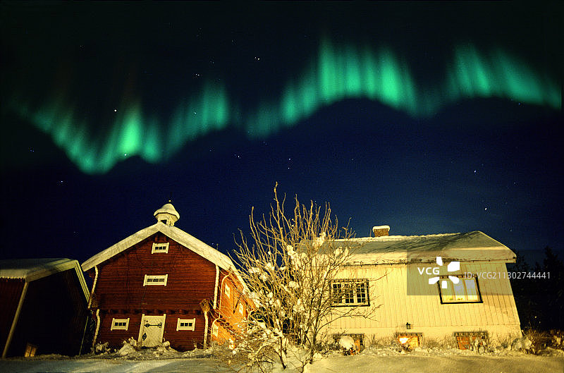 传统木屋上方的北极光，利勒哈默尔，挪威，斯堪的纳维亚，欧洲图片素材