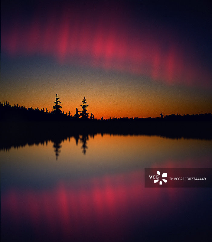挪威拉普兰湖面上的北极光倒影图片素材