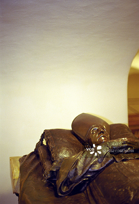 梵蒂冈圣彼得大教堂内被照亮的教皇墓图片素材