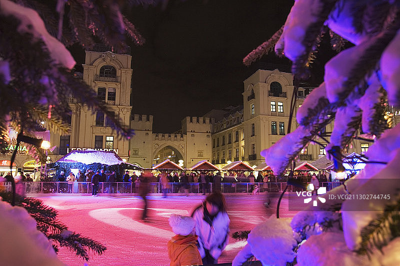 德国慕尼黑卡尔广场冬季溜冰场图片素材