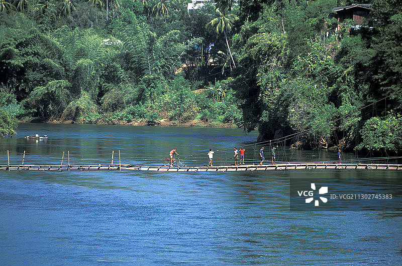 在泰国北碧府桂河上的绳桥上的人们图片素材