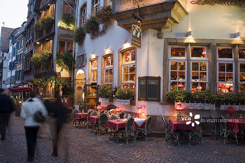 在法国斯特拉斯堡老城区传统餐厅外的人群图片素材