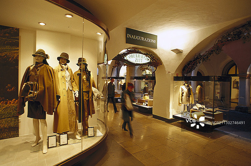 黄昏时分，意大利博岑商店小巷里的人们图片素材