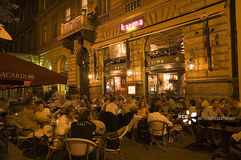 夜晚在匈牙利布达佩斯李斯特广场露天咖啡馆里的人们图片素材