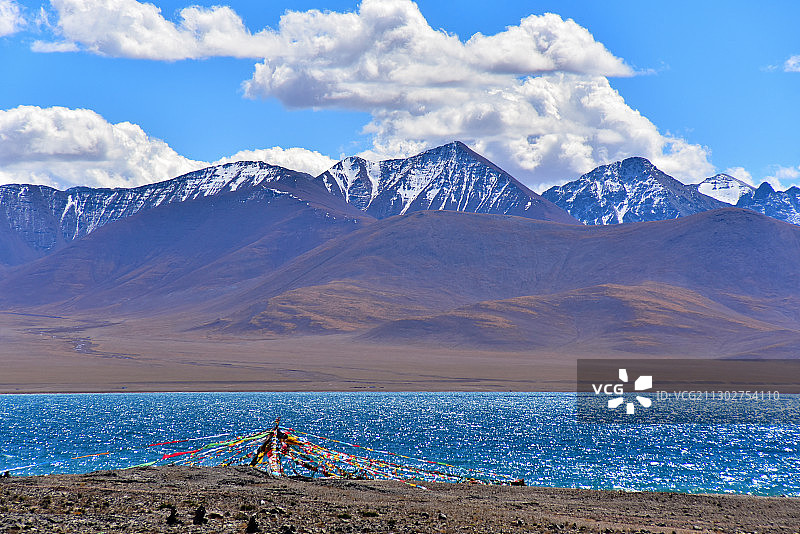 西藏纳木错湖边经幡阵图片素材