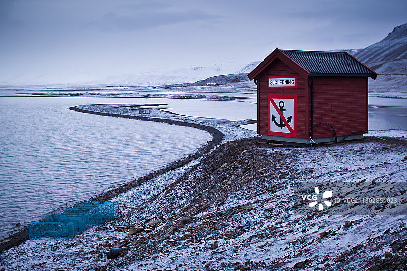 朗伊尔城，北冰洋的海岸边图片素材