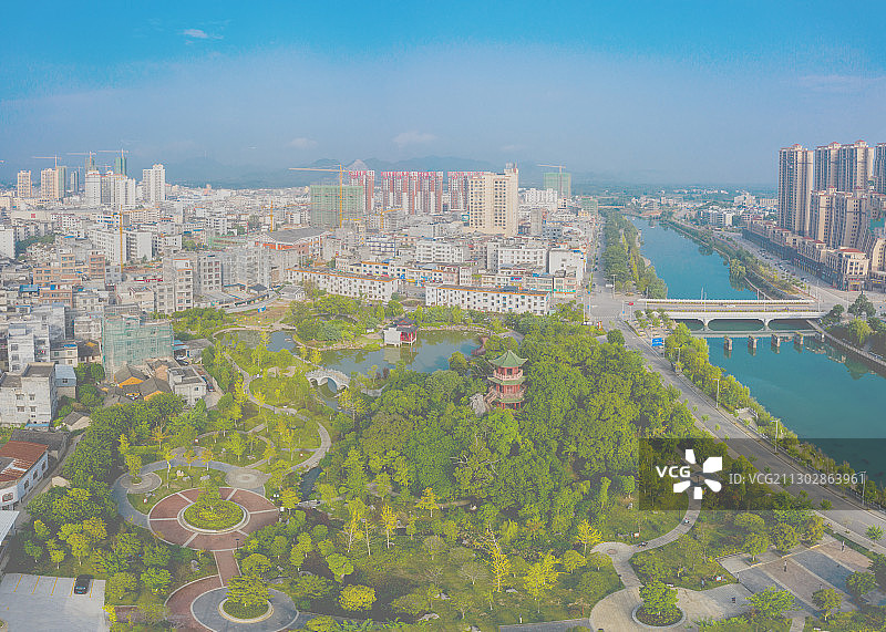 航拍贺州富江河畔钟山公园图片素材