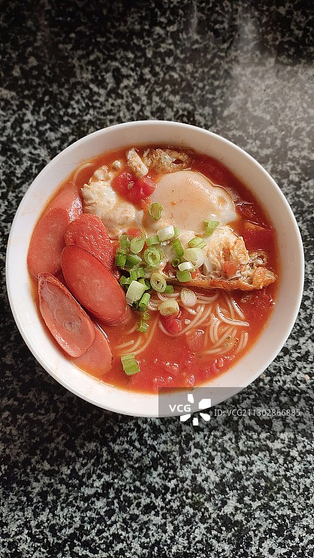 西红柿浓汤鸡蛋面图片素材