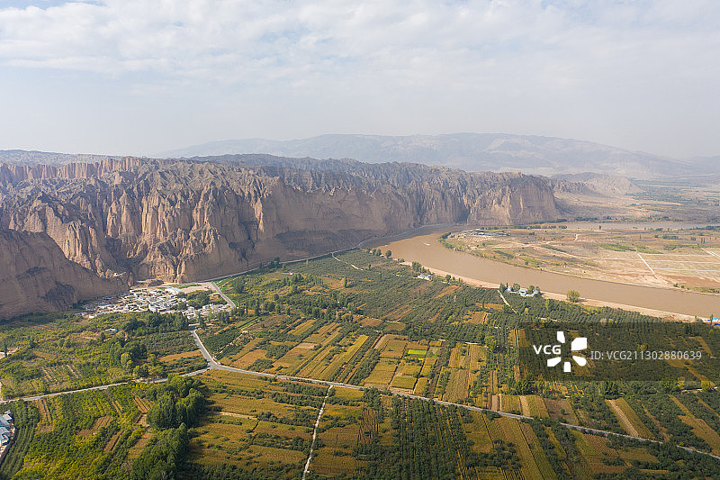 黄河河畔石林与农田图片素材