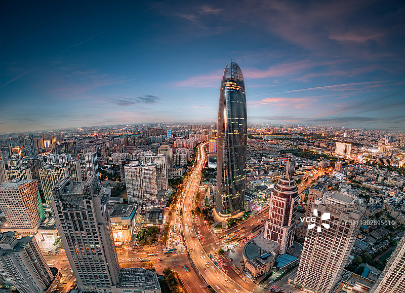 航拍傍晚夕阳下的山东省济南市绿地普利中心和城市天际线图片素材
