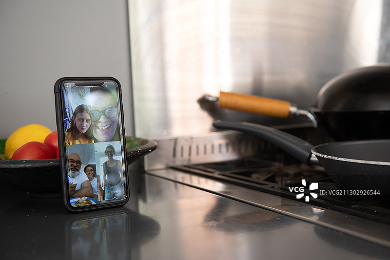 家人和朋友通过智能手机进行视频通话图片素材