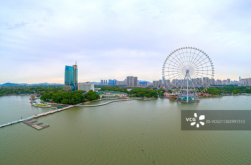 航拍江苏无锡蠡湖大桥太湖之星摩天轮城市风光图片素材