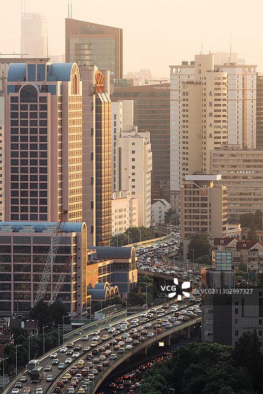 上海静安区延安路高架道路上下班高峰车流图片素材