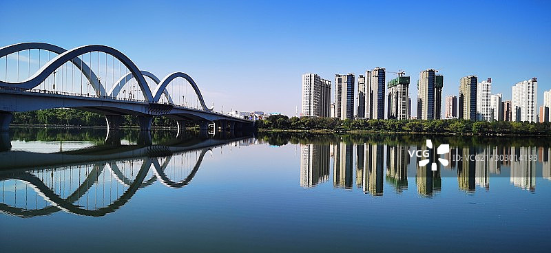 新城市的镜子图片素材