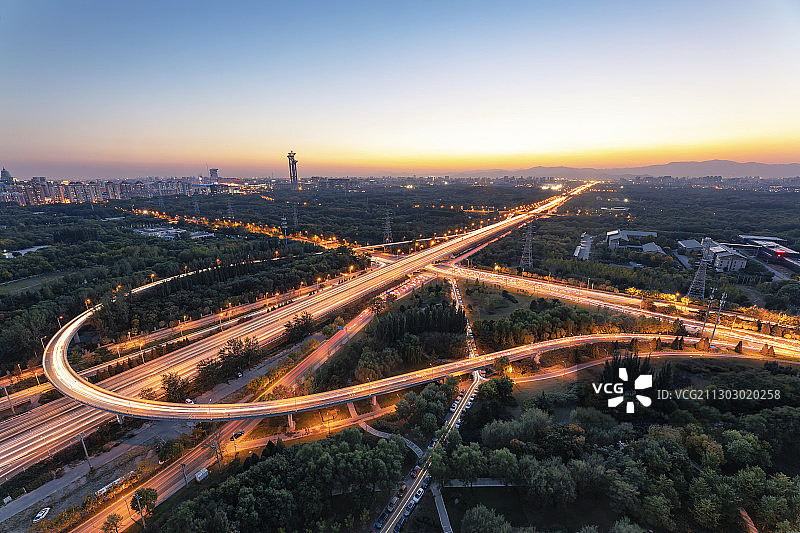 北京奥林匹克森林公园仰山桥奥运塔夜景图片素材