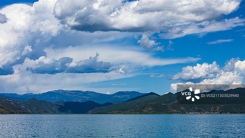 沪沽湖上飘白云图片素材