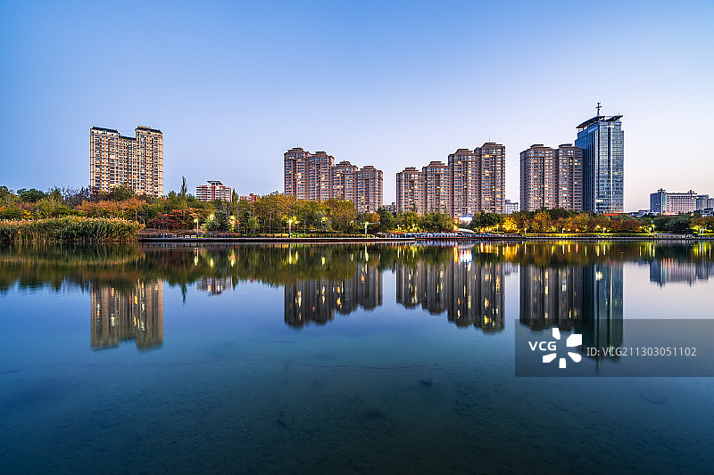 中国新疆昌乌鲁木齐市水磨沟区南湖市民广场城市天际线图片素材