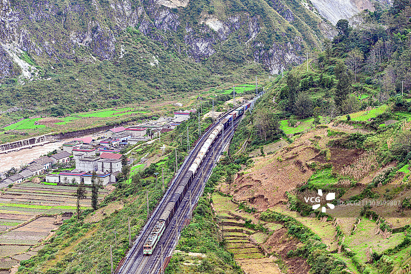 双机SS3牵引货车行驶在成昆线乃托展线第二层白石岩站图片素材