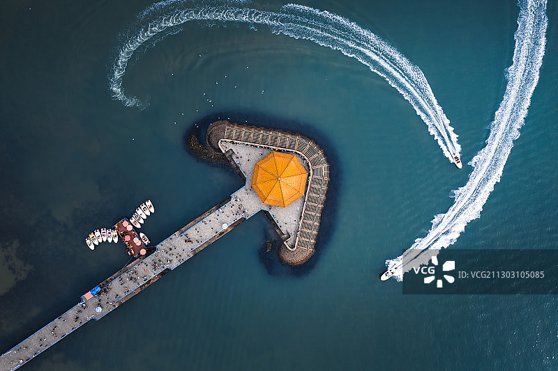 青岛栈桥和游船航拍俯拍图片素材