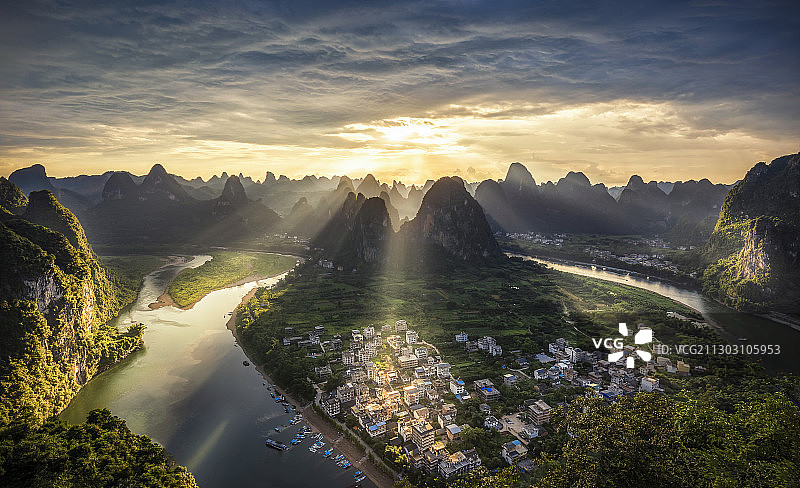 广西桂林阳朔县兴坪古镇，老寨山上看日落前的耶稣光，美轮美奂图片素材