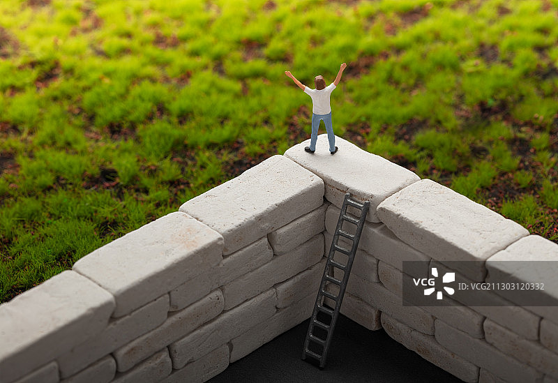 从梯子走向墙外拥抱阳光展开双臂图片素材