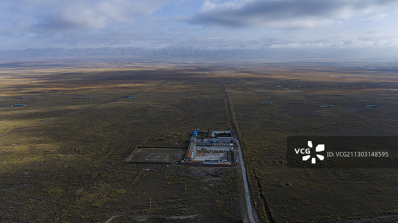 航拍中国青海省海南藏族自治州共和县倒淌河镇哈乙亥草原上的学校图片素材