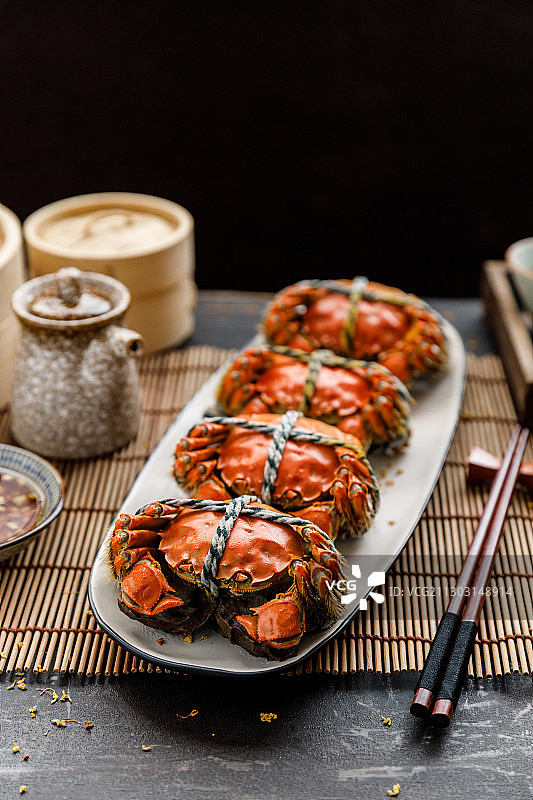 一盘现蒸阳澄湖大闸蟹配食醋生姜图片素材